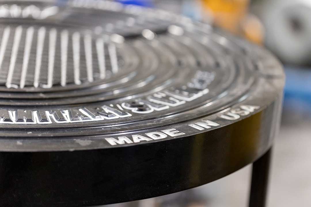 Una tapa de registro con la inscripción “Made in USA”, destacando la calidad en la selección de tapas de registro.